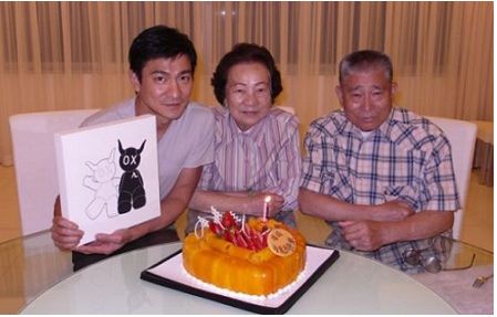 刘德华每年母亲节和父亲节都会陪在父母身边并送上礼物