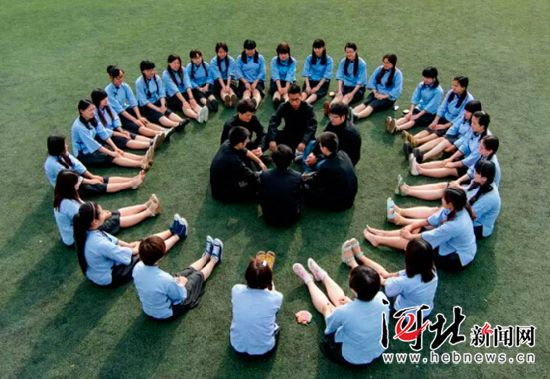 河北农业大学研究生拍摄创意毕业照 致青春 (图