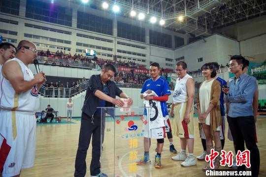 男子患脉管炎吞噬身体 民间篮球队募捐万元善