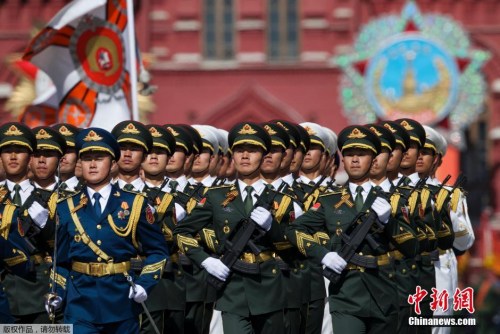 5月7日，在俄羅斯首都莫斯科，中國人民解放軍三軍儀仗隊在彩排中列隊行進。當日，俄羅斯在首都莫斯科的紅場舉行紀念衛國戰爭勝利70周年紅場閱兵式總彩排。