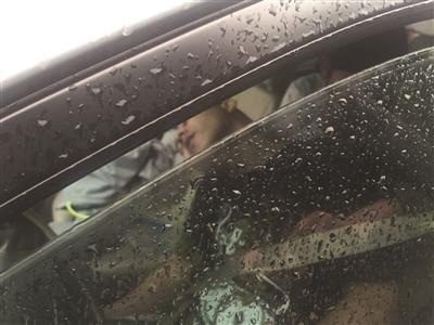 男子开车途中猝死 3岁女儿哭喊爸爸醒来