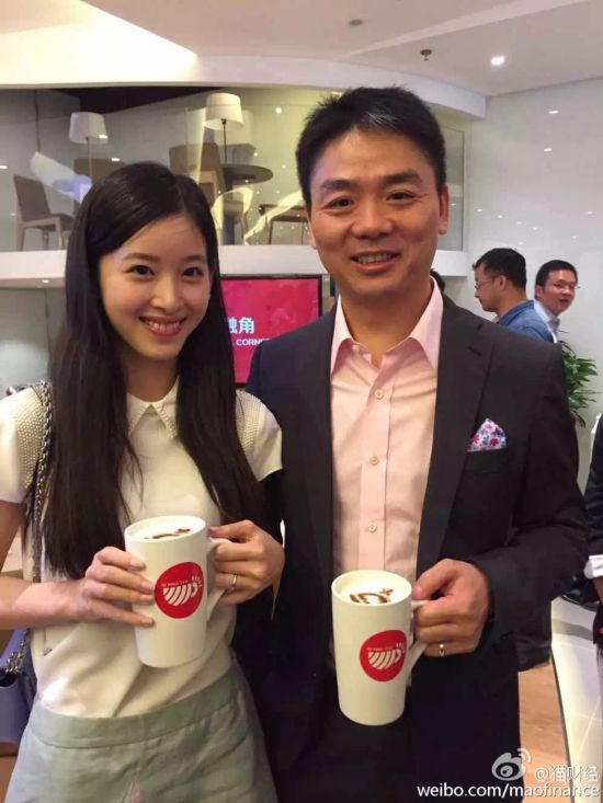 章泽天刘强东出席奶茶店剪彩 婚戒抢镜好事已