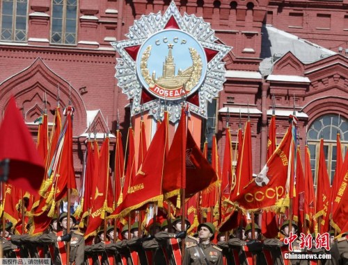 當地時間5月7日，俄羅斯軍隊士兵在紅場准備勝利日閱兵總彩排。5月9日，莫斯科紅場將舉行慶祝衛國戰爭勝利70周年閱兵儀式。圖為身著二戰時期軍裝的步兵方陣亮相紅場。