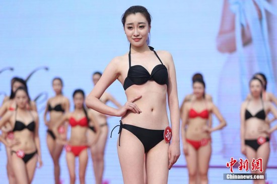 环球国际小姐参赛佳丽齐聚大丰绽放荷兰花海