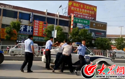 交警查车遭拒与车主互殴 相关人员被停职(图)