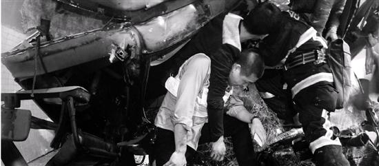 交警车祸现场肩膀托伤者半小时 腰木到直不起