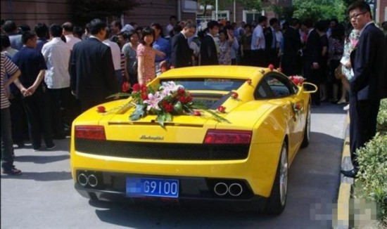 亿元迎亲车队PK富二代直升机接亲 安徽富豪演