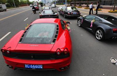 亿元迎亲车队PK富二代直升机接亲 安徽富豪演