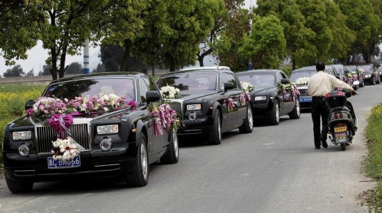 亿元迎亲车队PK富二代直升机接亲 安徽富豪演