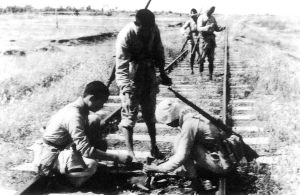反“掃蕩”斗爭中，民兵把地雷埋在鐵路上。