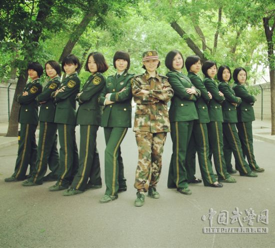 军校女生毕业照:军车上摆酷 嘟嘴卖萌(图)