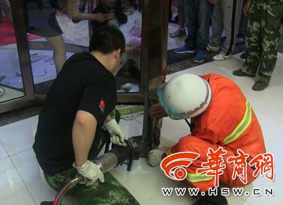 西路玉泉一女孩旋转门咬住演员脚消防破门救彩酒店女生铃版图片