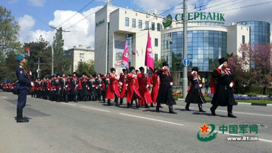 一座城市的阅兵式:唤起英雄之城的历久记忆(高