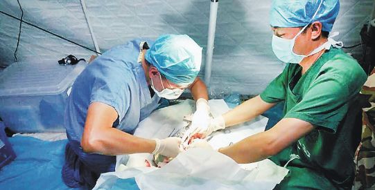 中国医生跪地手术半小时为尼泊尔伤员修复手指