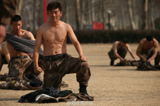 《真正男子汉》接受寒冰考验:杜海涛脱衣裸半身全身肉乎乎