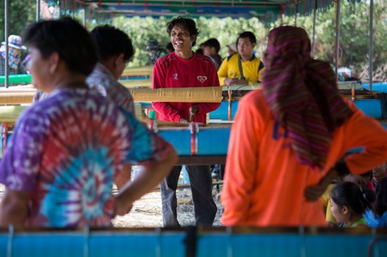 泰国东北部迎来火箭节 居民发射简易火箭求雨