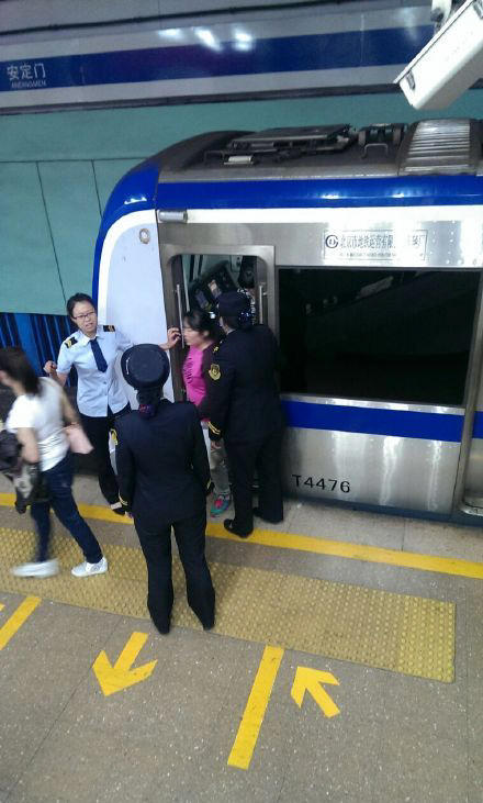 北京地铁2号线鼓楼大街站有一乘客跳轨