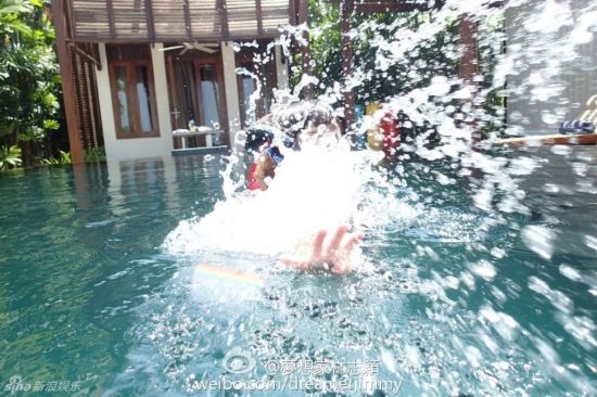 原标题:林志颖儿子Kimi游泳泼水彻底玩嗨 笑容灿烂 ...
