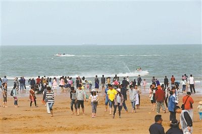 天气渐热 连云港连岛海滨度假区浴场游客逐浪