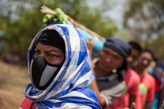 泰国东北部迎来火箭节 居民发射简易火箭求雨