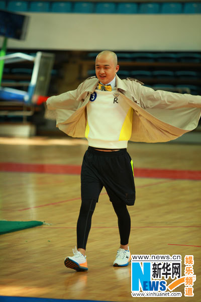 跑男团新人包贝尔一边卖萌一边秀智商