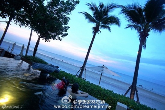 原标题:林志颖儿子Kimi游泳泼水彻底玩嗨 笑容灿烂 ...