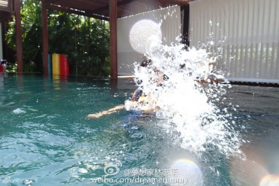 原标题:林志颖儿子Kimi游泳泼水彻底玩嗨 笑容灿烂 ...