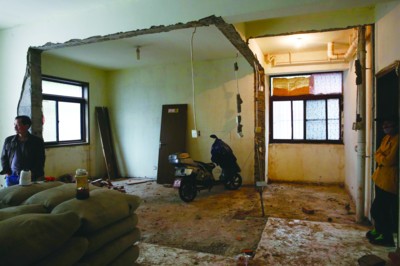 合肥一住户砸掉屋内四面墙 30户邻居陷入恐慌