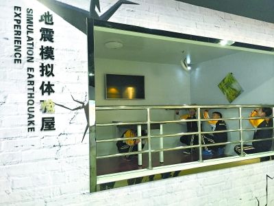 武汉首个校园防空防震科普馆建成 学生在小屋