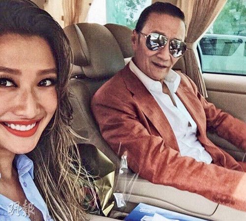 谢婷婷获父亲送花探班 谢贤戴墨镜酷劲十足