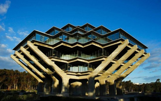 加州大学教授要求学生全脱光 否则不给学分