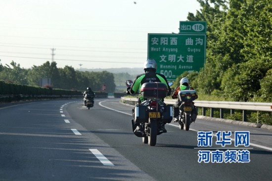 河南南林高速惊现飞驰摩托车