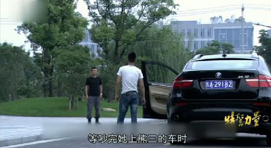 揭《特警力量》穿帮镜头:王小雅高跟鞋变拖鞋