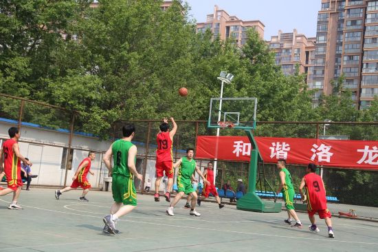 洛龙区中老年篮球赛在新区体育中心室外篮球场