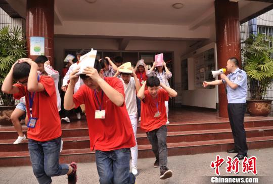 重庆校园举行地震应急逃生演习【组图】