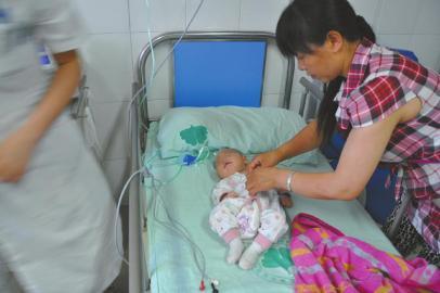 自贡医院水池旁发现一男婴 随身口袋里有两张