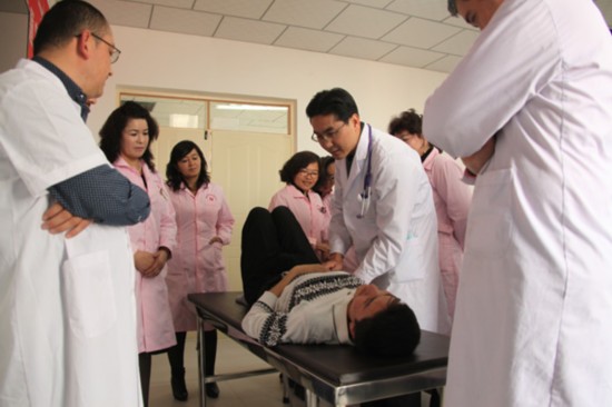 广州援疆医疗专家助力疏附县中小学生体检工作