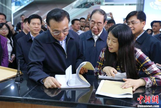 李克強22日在福建自貿區廈門片區象嶼綜合服務大廳了解簡政放權和商事制度改革等情況。劉震 攝