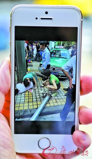 的士失魂撞飞路人 司机称刹车失灵_广东百姓生