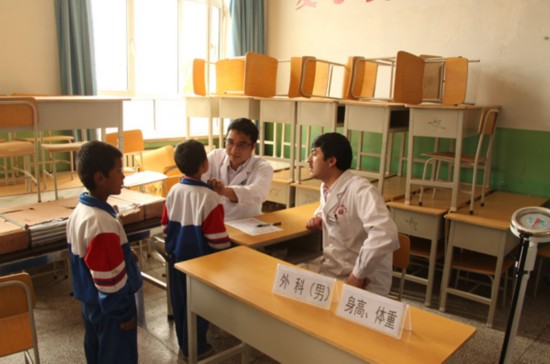 广州援疆医疗专家助力疏附县中小学生体检工作