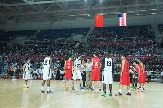 2015蚌埠市体彩杯中美篮球争霸赛举行