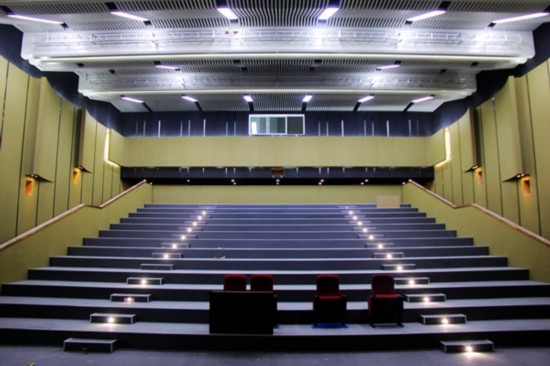 记者探访日照图书馆 报告厅光亮大气(组图)