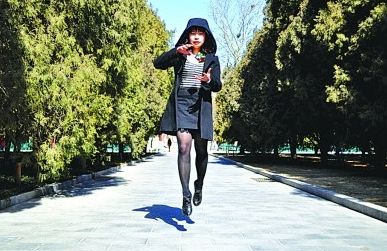 北京 浮游女孩 走红网络 被称不走寻常路的民