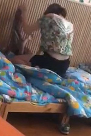 网传宜宾一幼师骑打幼儿 教育局:是实习生已辞