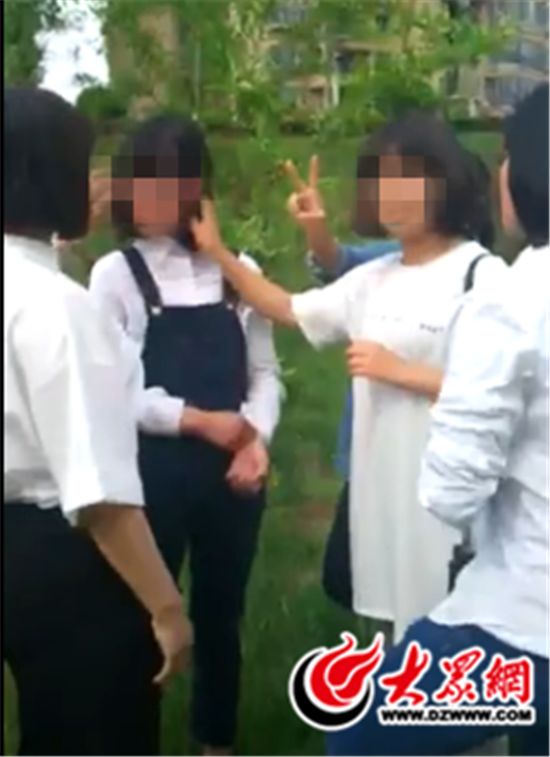 山东8名女生群殴女同学对刀手比剪女生拍照镜头街头架子鼓图片