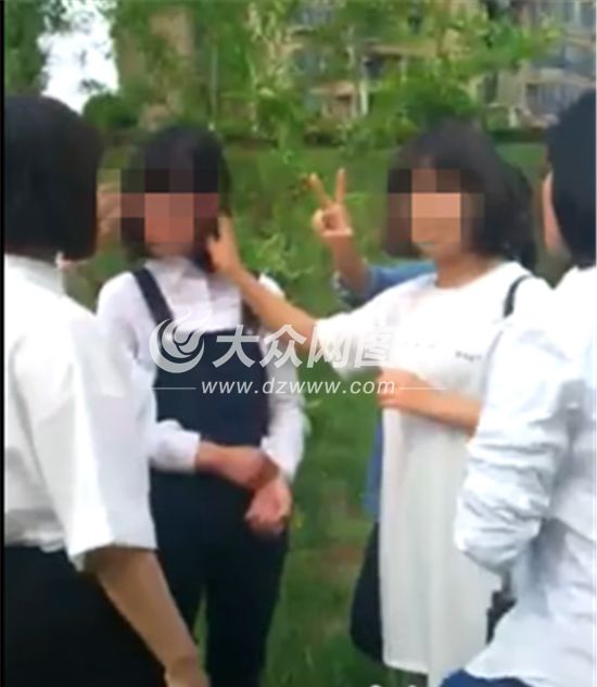 女生河边群殴女同学 摆剪刀手拍视频(图)