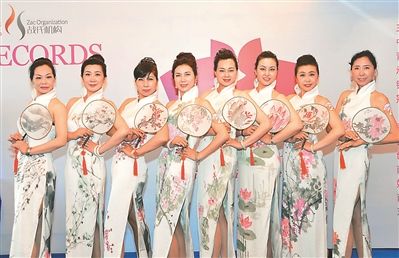 南京女模与全球15万东方女性共同上演旗袍秀