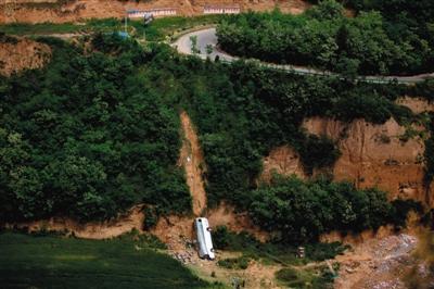 陕西致35死客车坠崖事故调查:二手车已临近报废