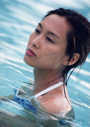 辣妈朱茵晒黑白性感照 女神昔日嫩照曝光