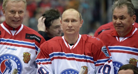 硬汉 普京参加冰球比赛 独进八球率队大胜